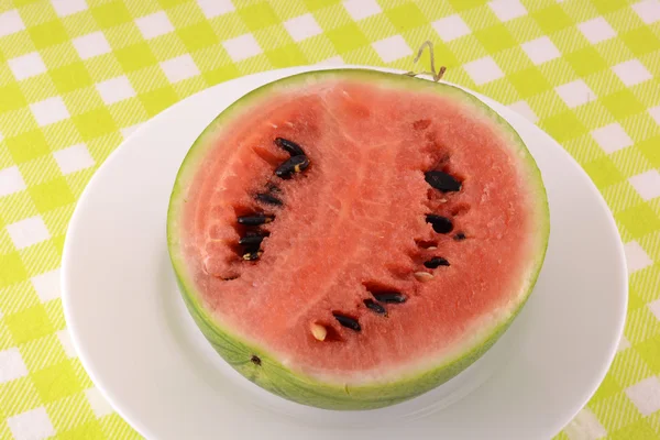 Plastry świeżej wody melon na białym talerzu — Zdjęcie stockowe
