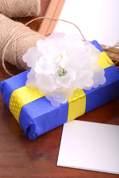 Gift box with flowers — Stock Photo, Image