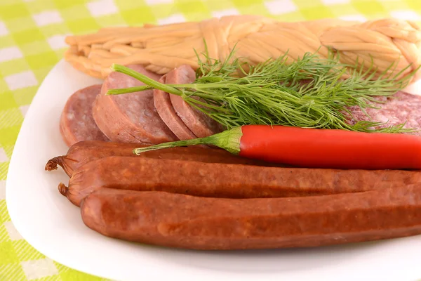 Salame, salsichas e pimenta vermelha — Fotografia de Stock