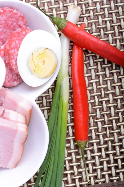 Salame com pedaços de queijo e pimenta vermelha — Fotografia de Stock