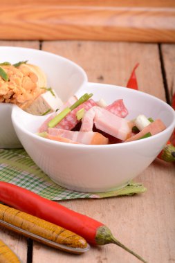 salame Toskana ve kırmızı biber dilimleri