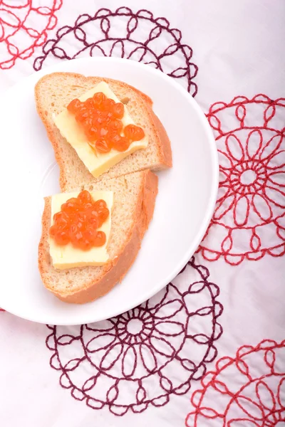 Sándwich con caviar rojo en plato blanco — Foto de Stock