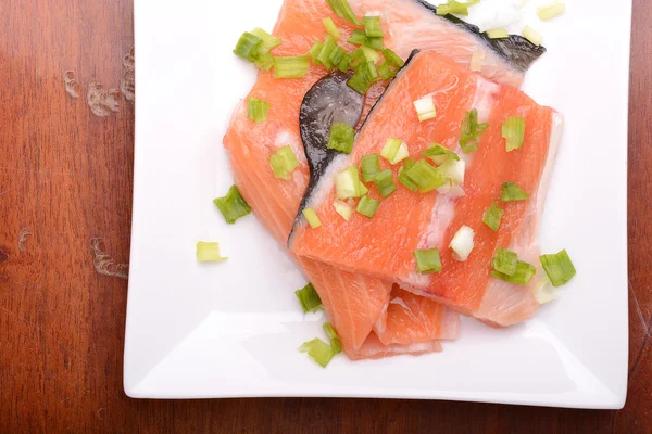 Filete de salmón con hierbas frescas — Foto de Stock