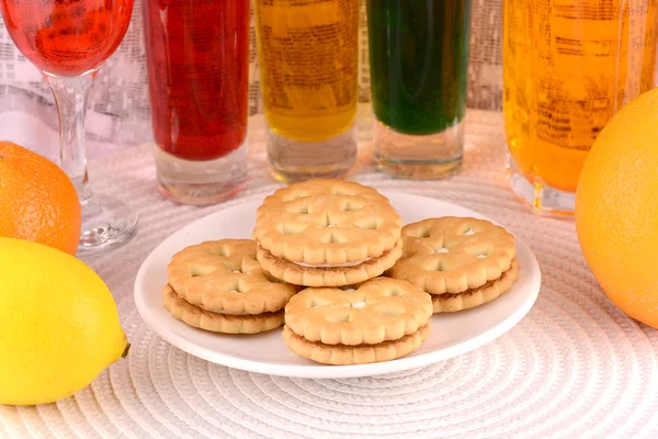 Pastel dulce en plato blanco y frutas — Foto de Stock