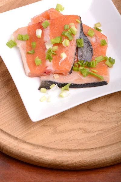 Filete de salmón con hierbas frescas — Foto de Stock