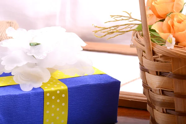 Caja de regalo con flores —  Fotos de Stock