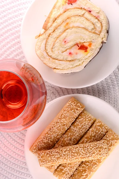 Söt kaka på vit platta och rött vin — Stockfoto
