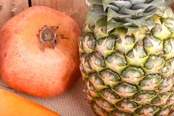 Piña fresca con maíz y naranja — Foto de Stock