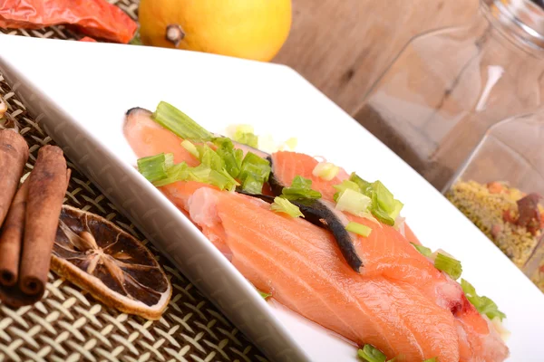 Rebanada de salmón de pescado rojo con frutas — Foto de Stock