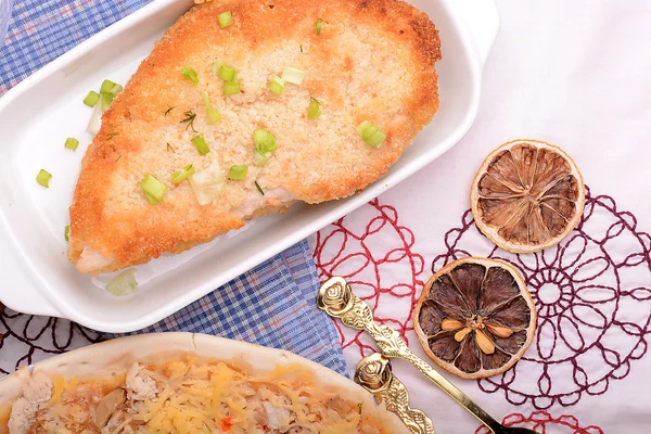 Costoletta di carne fresca su ciotola bianca — Foto Stock