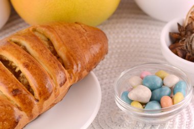 Beyaz plaka ve meyve tatlı pasta