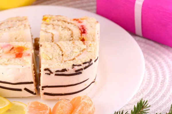 Dolce torta su piatto bianco e frutta — Foto Stock