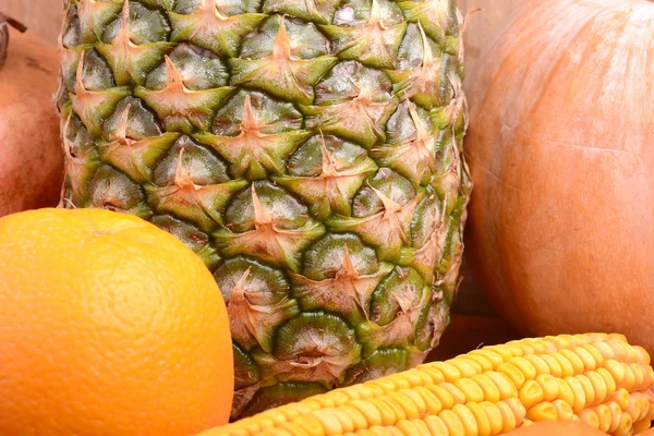 Piña fresca con maíz y naranja — Foto de Stock