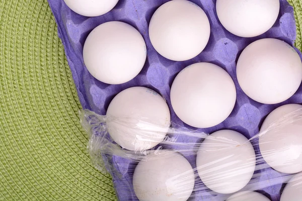 Huevos de gallina en la bandeja del huevo — Stockfoto