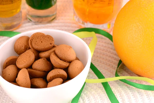 Zoete taart op witte plaat en fruit — Stockfoto