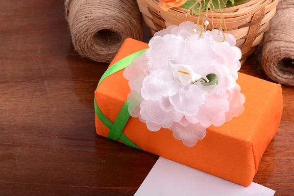 Caja de regalo con flores — Foto de Stock