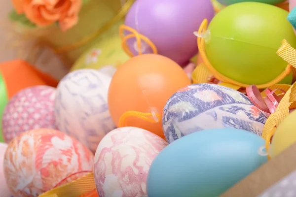 用鸡蛋、 丝带和春天装饰复活节背景 — 图库照片