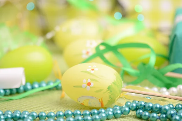 Easter background with eggs, ribbons and spring decoration — Stock Photo, Image