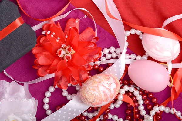 春装飾リボンと卵イースターの背景 — ストック写真