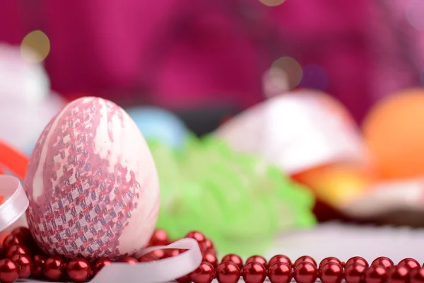 Fondo de Pascua con huevos, cintas y decoración de primavera —  Fotos de Stock