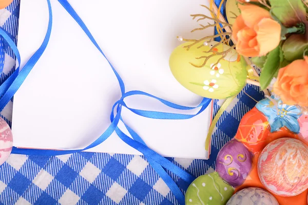 Пасхальный фон с яйцами и подарочной коробкой — стоковое фото