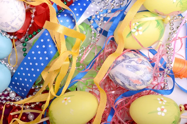 Fondo de Pascua con huevos, cintas y decoración de primavera — Foto de Stock