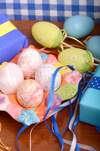 Easter background with eggs and gift box — Stock Photo, Image