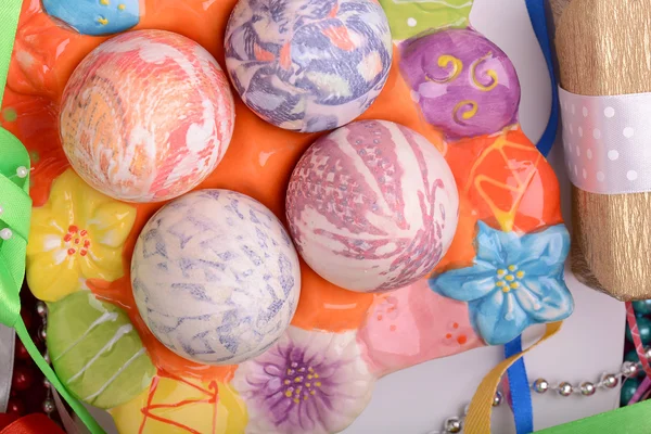 Sfondo pasquale con uova e confezione regalo — Foto Stock