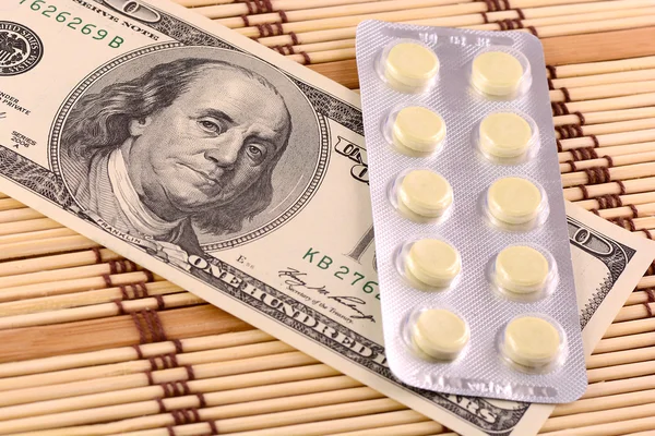 Pilulky a americké peníze close-up pozadí — Stock fotografie