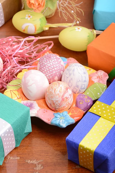 Easter background with eggs and gift box — Stock Photo, Image