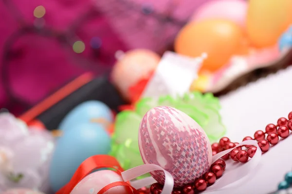 Fundo de Páscoa com ovos e caixa de presente — Fotografia de Stock