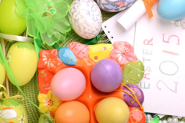 Easter setting with gift box and spring decoration — Stock Photo, Image