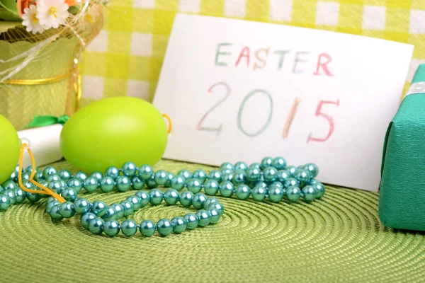 Impostazione pasquale con scatola regalo e decorazione primaverile — Foto Stock