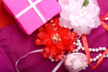 Hediye kutusu ve bahar dekorasyonu ile Paskalya ayarı