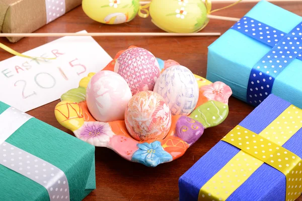 Cadre de Pâques avec boîte cadeau et décoration de printemps — Photo