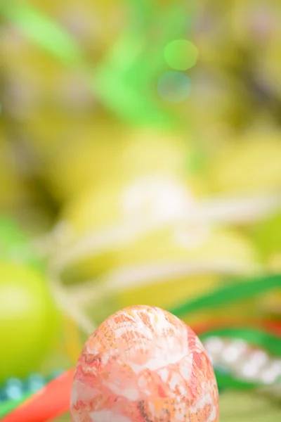 Pasen instelling met geschenk doos en voorjaar decoratie — Stockfoto