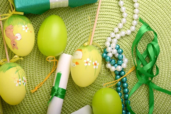 Cenário de Páscoa com caixa de presente e decoração de primavera — Fotografia de Stock