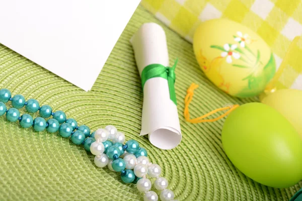 Easter setting with gift box and spring decoration — Stock Photo, Image