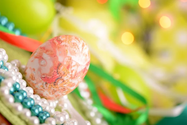 Cadre de Pâques avec boîte cadeau et décoration de printemps — Photo