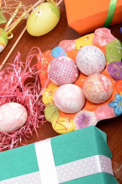 Easter setting with gift box and spring decoration — Stock Photo, Image