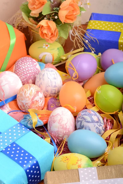 Impostazione pasquale con scatola regalo e decorazione primaverile — Foto Stock