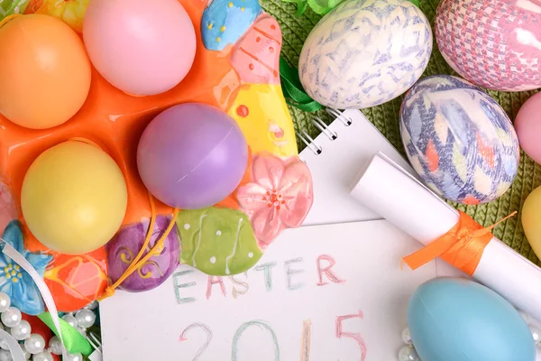 Easter setting with gift box and spring decoration — Stock Photo, Image