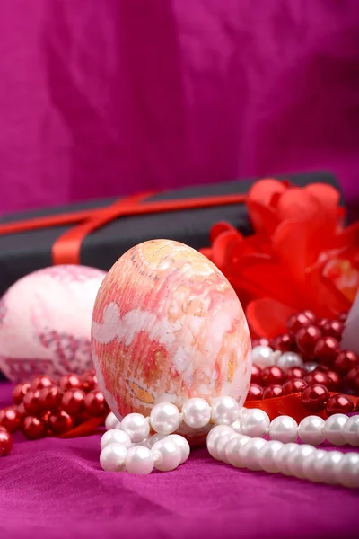 Cadre de Pâques avec boîte cadeau et décoration de printemps — Photo