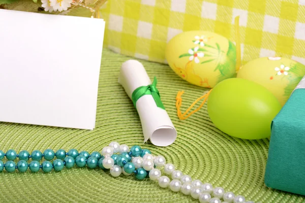 Cenário de Páscoa com caixa de presente e decoração de primavera — Fotografia de Stock