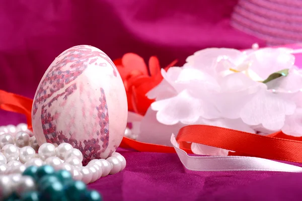 Easter setting with gift box and spring decoration — Stock Photo, Image