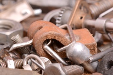 eski cıvatalar, vidalar ve metal detaylar yakın