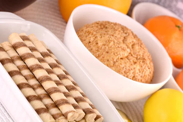 Gâteau sucré sur assiette blanche au citron — Photo