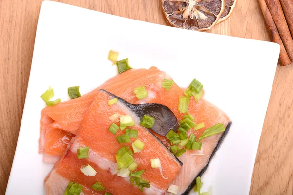Rebanada de salmón rojo con canela — Foto de Stock