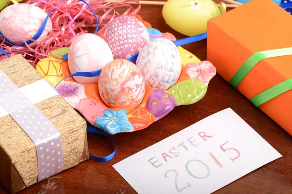 Easter setting with gift box and spring decoration — Stock Photo, Image