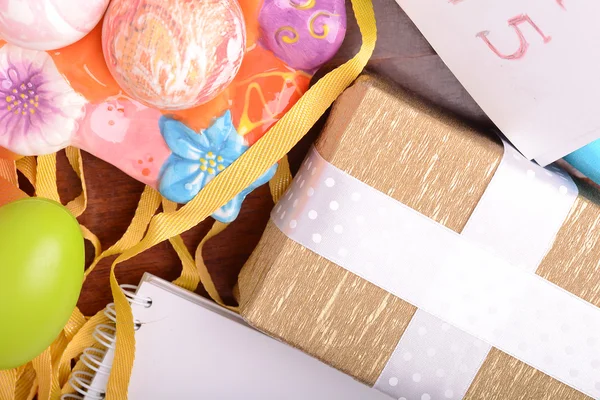 Cadre de Pâques avec boîte cadeau et décoration de printemps — Photo